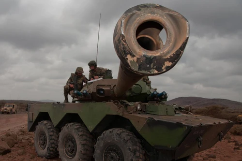 Pháp cam kết cung cấp toàn bộ 'vũ khí dư thừa' cho Ukraine