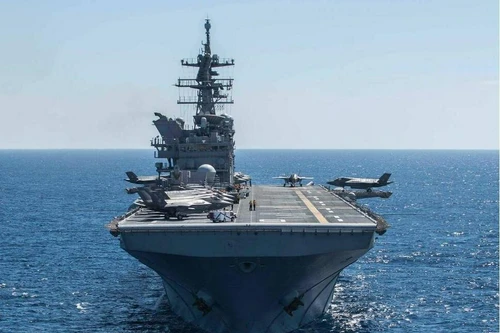 [ẢNH] Mỹ biên chế gấp tàu sân bay hạng nhẹ thay chiếc Bonhomme Richard bị cháy