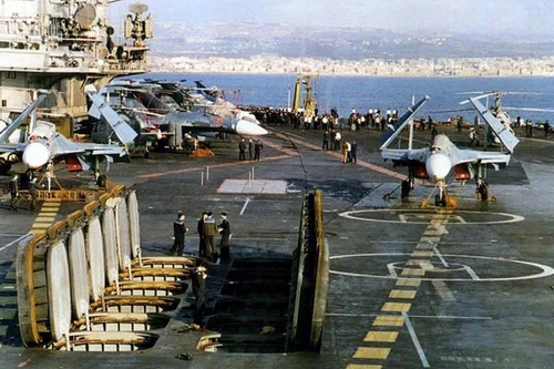 Vì sao tàu sân bay duy nhất của Nga tuy cũ kĩ nhưng vẫn khiến kẻ thù lo sợ?