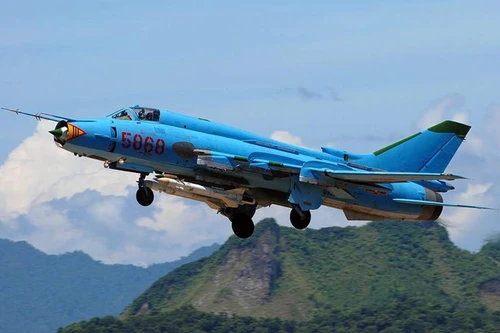 [ẢNH] Báo Nga ngạc nhiên khi ''lão tướng'' Su-22 được trang bị "lá chắn thép" Talisman