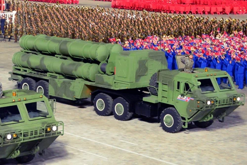 [ẢNH] Tên lửa phòng không mới nhất của Triều Tiên là 'con lai' S-300 với David's Sling?