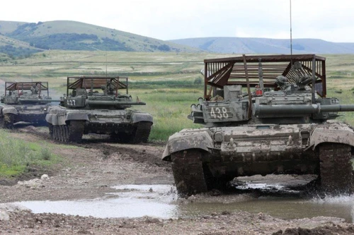 Xe tăng Nga mang 'lá chắn Javelin' chuẩn bị tham chiến tại Donbass?