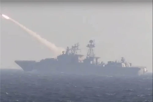 [ẢNH] ‘Nguyên soái Shaposhnikov’ thị uy bằng tên lửa Kalibr trên vùng biển Nhật Bản