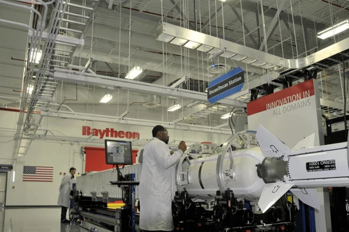 Tập đoàn vũ khí Raytheon bị phạt 200 triệu USD vì hàng trăm vi phạm