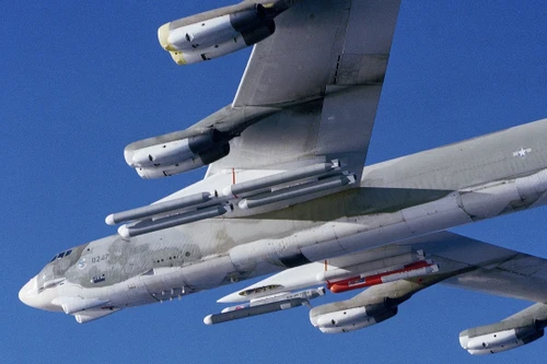 Tàu ngầm Nga áp sát bờ biển Mỹ, B-52 liền cất cánh đáp trả