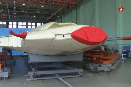 [ẢNH] Lộ diện máy bay tàng hình bí ẩn của Nga sau chuyến thị sát của Bộ trưởng Shoigu