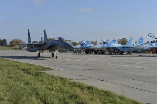 [ẢNH] Chuyên gia Mỹ đề xuất cung cấp 100 chiến đấu cơ tối tân cho Ukraine