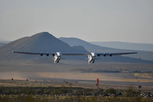 [ẢNH] Máy bay lớn nhất thế giới Stratolaunch đã trở lại bầu trời