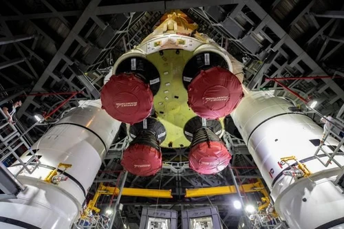 [ẢNH] Tên lửa đẩy siêu nặng chinh phục mặt trăng của Mỹ chính thức ra mắt