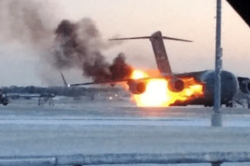 [ẢNH] Siêu vận tải cơ Mỹ bốc cháy ngùn ngụt trên đường băng