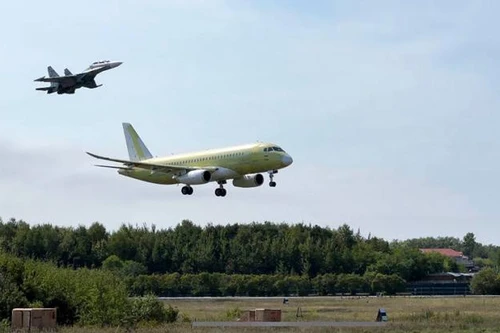 Máy bay SJ-100 của Nga cất cánh cùng hàng loạt hệ thống nội địa