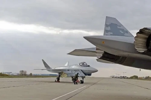 Tiêm kích tàng hình Su-75 Checkmate bất ngờ xuất hiện trên đường băng