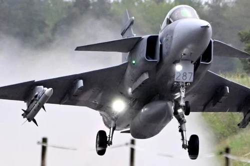 Chuyên gia: Không quân Ukraine nên có phi đội hỗn hợp F-16 và Gripen