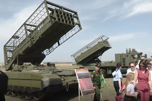 Hệ thống phun lửa hạng nặng TOS-3 Dragon chính thức ra mắt