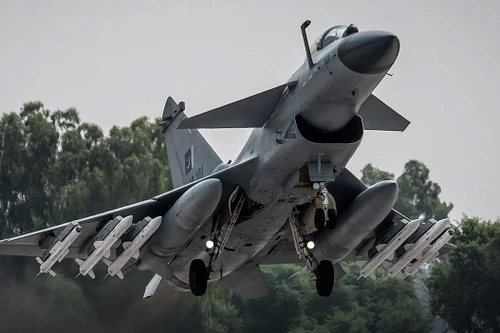 Tiêm kích J-10CE đánh bại bản nâng cấp của F-16