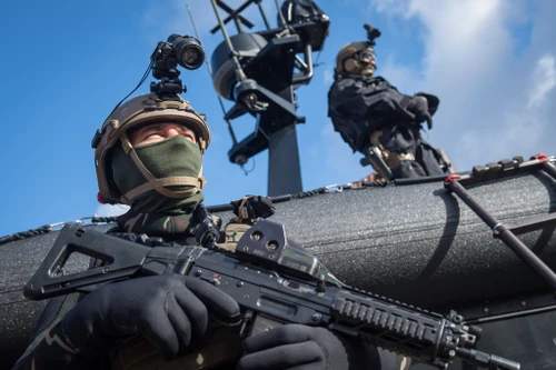 Tổng thống Pháp không loại trừ khả năng mở chiến dịch trên bộ