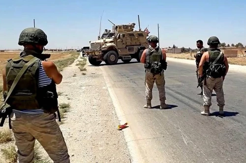 [ẢNH] Đoàn xe quân sự Mỹ buộc phải rút lui khi bị lính dù Nga ép quay đầu