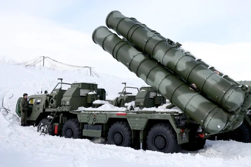 Nga sử dụng hệ thống phòng không S-400 tạo 'bức màn sắt' bảo vệ máy bay chiến đấu 