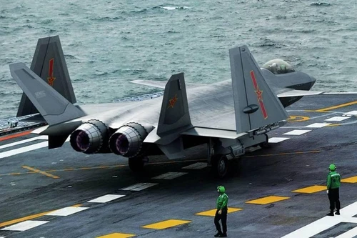 [ẢNH] Báo Mỹ: Tàu sân bay Trung Quốc bội phần nguy hiểm khi bổ sung J-20