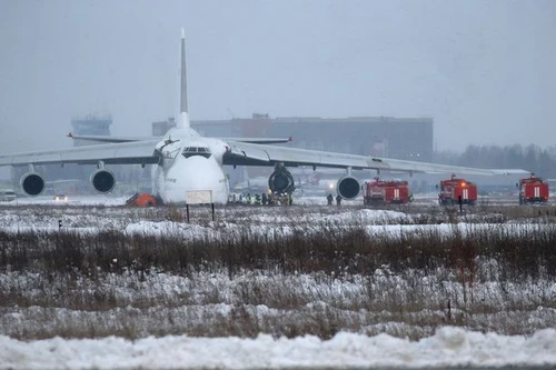 [ẢNH] Máy bay khổng lồ An-124 Nga văng mất động cơ, phải hạ cánh khẩn cấp