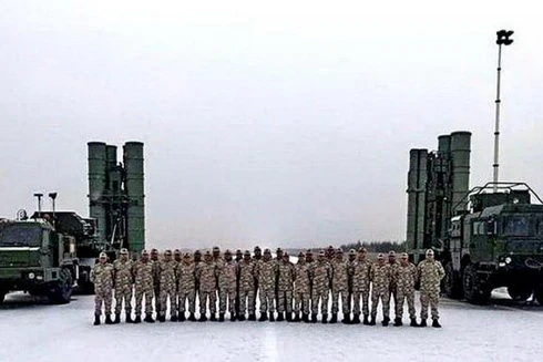 [ẢNH] Tên lửa đánh chặn "lạ" xuất hiện trên tổ hợp S-400 Thổ Nhĩ Kỳ