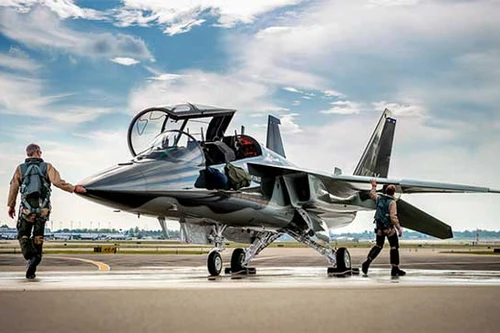 Máy bay huấn luyện T-7A Red Hawk trở thành 'kẻ thách thức' tiêm kích F-16