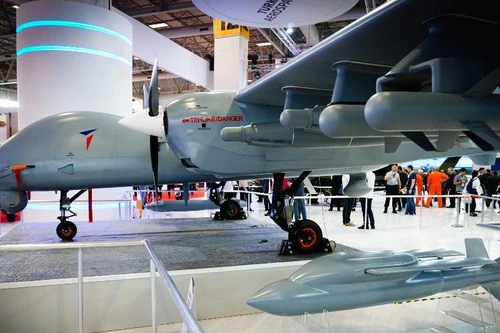 [ẢNH] UAV hạng nặng Aksungur sẽ diệt... cả đại đội xe tăng T-90 trong một lần xuất kích?