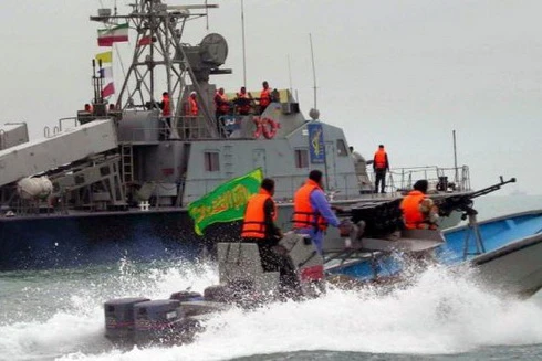 [ẢNH] Tuần duyên UAE nổ súng vào tàu Iran sau khi tàu hàng bị Tehran bắt giữ
