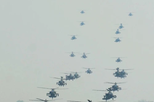 96 trực thăng tấn công Apache giúp Ba Lan đẩy lùi mọi 'làn sóng xe tăng'