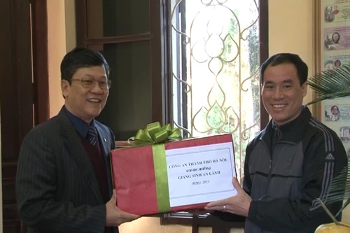 Lãnh đạo CATP đến thăm, chúc mừng đồng bào Công giáo nhân dịp Giáng sinh 2013