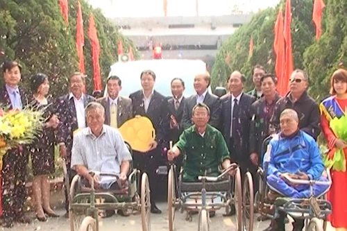 Vietinbank khánh thành cầu và trao tặng xe ô tô cứu thương