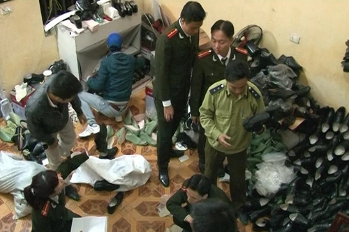 Sản xuất quân trang giả - Lỗ hổng từ việc quản lý làng nghề