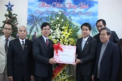 Lãnh đạo CATP Hà Nội chúc mừng chức sắc, tín đồ Công giáo và Tin lành