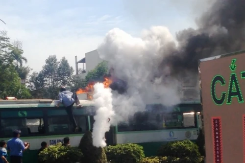 Xe buýt phát hỏa ngùn ngụt, hàng chục người thoát nạn