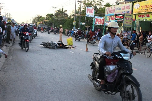 Va chạm với xe tải, người phụ nữ đi xe máy tử vong