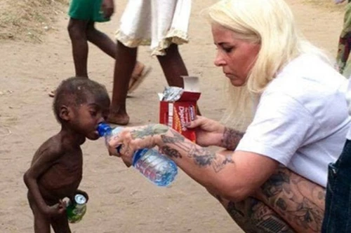 Hình ảnh em bé Nigeria "phù thủy" gây chấn động toàn cầu