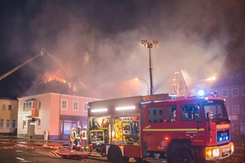 Đám đông say rượu đứng cổ vũ đám cháy trại tị nạn ở Đức