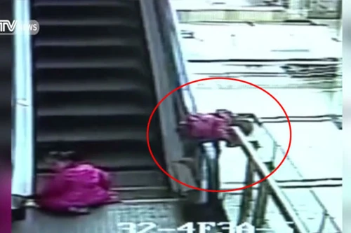 Thương tâm bé gái 3 tuổi rơi khỏi thang cuốn, tử vong