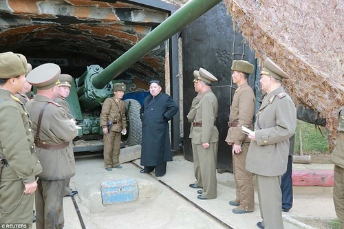 Lãnh đạo Triều Tiên Kim Jong Un thị sát tập trận bắn đạn thật