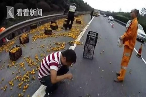 Bị dân hôi của, lái xe ngồi khóc giữa đường