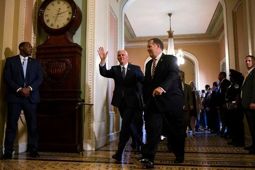 Tổng thống đắc cử Donald Trump thay đổi người đứng đầu nhóm chuyển giao quyền lực 