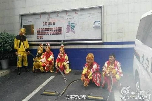 Cảnh sát bắt giữ 7 "Tôn hành giả" loạn đả trên phố