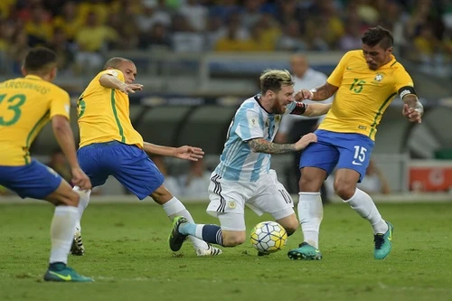Lionel Messi mới đi trên đúng chiếc máy bay vừa rơi ở Colombia