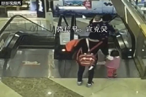 Đi thang cuốn, bà ngoại đánh rơi cháu trai xuống đất tử vong