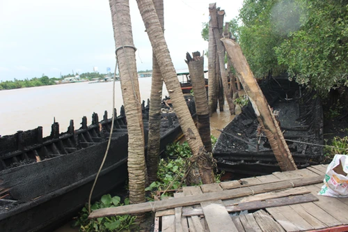 Cháy rụi 13 chiếc du thuyền đang neo đậu trên sông Tiền