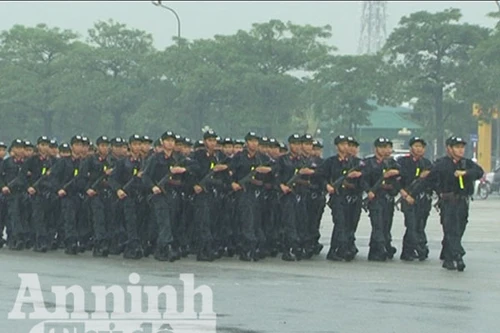 Trung đoàn Cảnh sát cơ động tổng duyệt dưới cơn mưa tầm tã