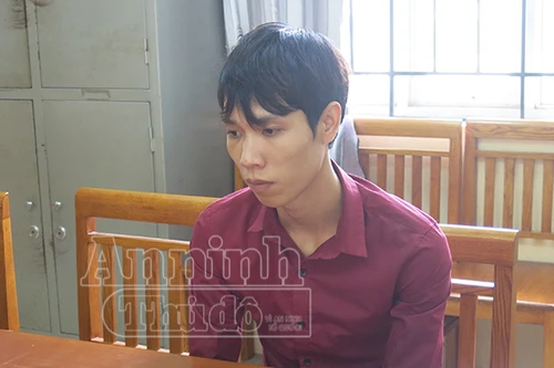 Đi vệ sinh, tranh thủ trèo tường đột nhập lấy trộm 4 điện thoại di động