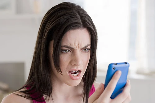 "Chết đứng" vì chồng lưu đầy số "gái gọi" trong điện thoại