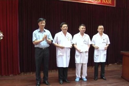 Lãnh đạo CATP Hà Nội thăm hỏi tặng quà các y, bác sĩ bệnh viện Phụ sản Hà Nội quên mình cứu bệnh nhân