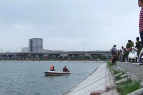 Bất chấp nguy hiểm, nhiều người vẫn đổ ra hồ Linh Đàm tắm